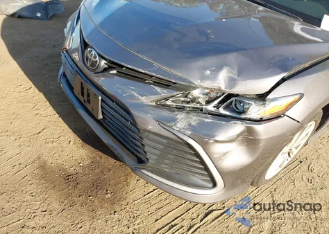 2022 Toyota Camry Le z USA, uszkodzony, nr VIN 4T1C11AK9NU644947